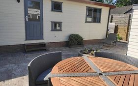 Een Gezellige Chalet Met Zonnige Buitenruimte Op De Veluwe!